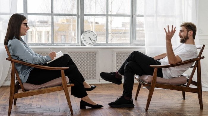 Patient and therapist in conversation at a drug and alcohol rehab centre in Devon