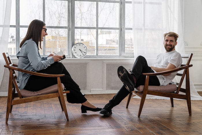 Patient and therapist laughing together at a drug and alcohol rehab in Edinburgh