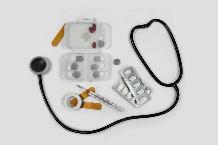 Stethoscope, pills and plasters used in medically-assisted therapy for addiction