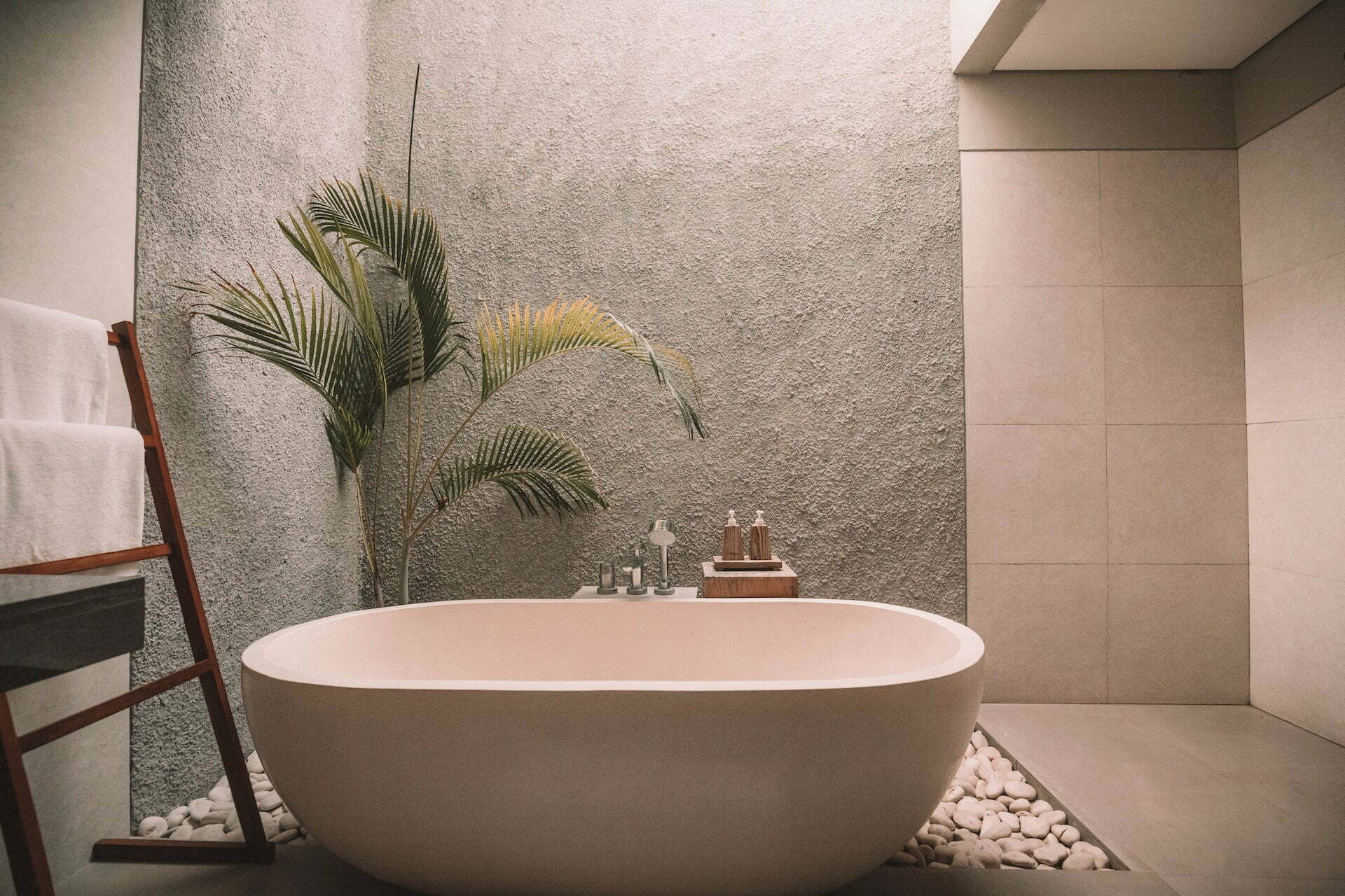 Luxury bath with plants and decor